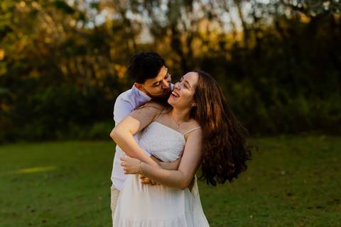 Fotógrafo de casamento em Ribeirão Preto: o ensaio da Júlia e do Amadeu mostra como a luz natural e a direção leve criam fotos emocionantes e autênticas.'