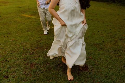 Fotógrafo de casamento em Ribeirão Preto: o ensaio da Júlia e do Amadeu mostra como a luz natural e a direção leve criam fotos emocionantes e autênticas.'