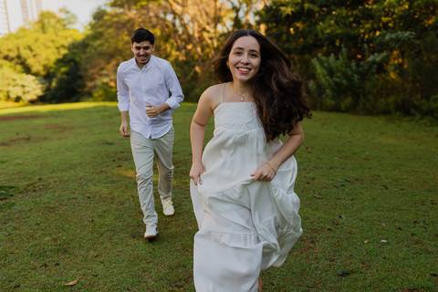 Fotógrafo de casamento em Ribeirão Preto: o ensaio da Júlia e do Amadeu mostra como a luz natural e a direção leve criam fotos emocionantes e autênticas.'