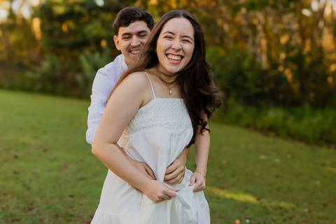 Fotógrafo de casamento em Ribeirão Preto: o ensaio da Júlia e do Amadeu mostra como a luz natural e a direção leve criam fotos emocionantes e autênticas.'