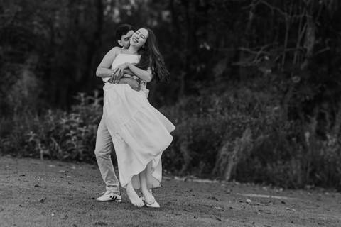 Fotógrafo de casamento em Ribeirão Preto: o ensaio da Júlia e do Amadeu mostra como a luz natural e a direção leve criam fotos emocionantes e autênticas.'
