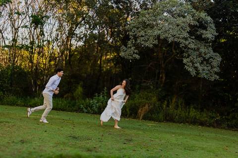 Fotógrafo de casamento em Ribeirão Preto: o ensaio da Júlia e do Amadeu mostra como a luz natural e a direção leve criam fotos emocionantes e autênticas.'