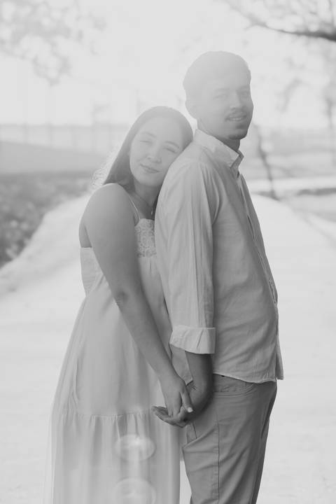 Fotógrafo de casamento em Ribeirão Preto: o ensaio da Júlia e do Amadeu mostra como a luz natural e a direção leve criam fotos emocionantes e autênticas.'