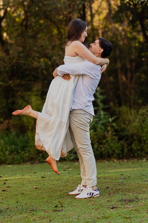Fotógrafo de casamento em Ribeirão Preto: o ensaio da Júlia e do Amadeu mostra como a luz natural e a direção leve criam fotos emocionantes e autênticas.'
