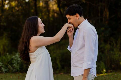 Fotógrafo de casamento em Ribeirão Preto: o ensaio da Júlia e do Amadeu mostra como a luz natural e a direção leve criam fotos emocionantes e autênticas.'