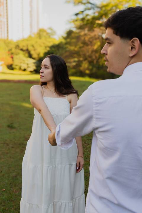 Fotógrafo de casamento em Ribeirão Preto: o ensaio da Júlia e do Amadeu mostra como a luz natural e a direção leve criam fotos emocionantes e autênticas.'