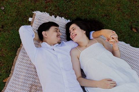 Fotógrafo de casamento em Ribeirão Preto: o ensaio da Júlia e do Amadeu mostra como a luz natural e a direção leve criam fotos emocionantes e autênticas.'