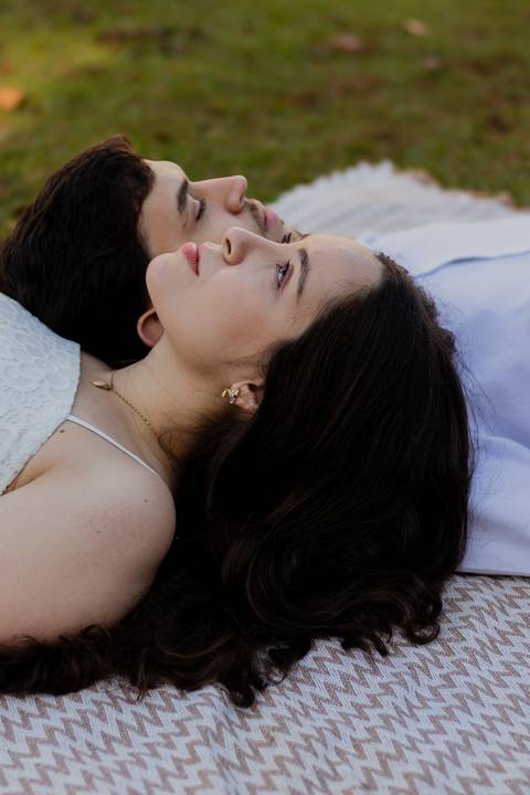 Fotógrafo de casamento em Ribeirão Preto: o ensaio da Júlia e do Amadeu mostra como a luz natural e a direção leve criam fotos emocionantes e autênticas.'