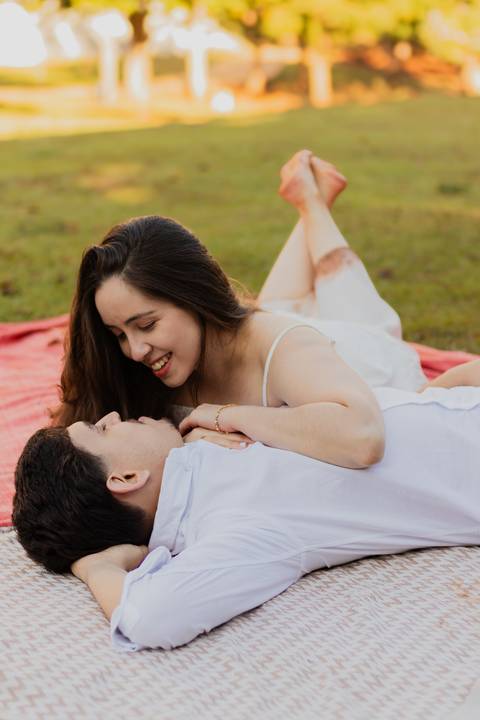 Fotógrafo de casamento em Ribeirão Preto: o ensaio da Júlia e do Amadeu mostra como a luz natural e a direção leve criam fotos emocionantes e autênticas.'