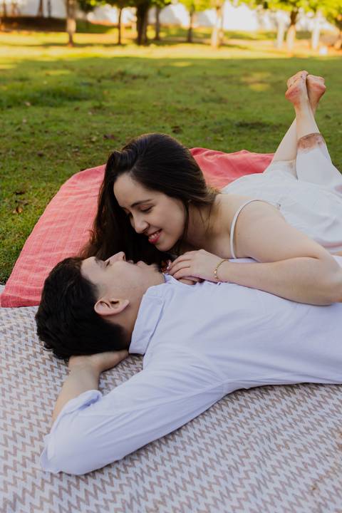 Fotógrafo de casamento em Ribeirão Preto: o ensaio da Júlia e do Amadeu mostra como a luz natural e a direção leve criam fotos emocionantes e autênticas.'