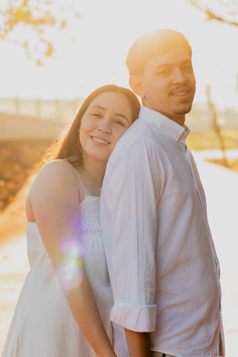 Fotógrafo de casamento em Ribeirão Preto: o ensaio da Júlia e do Amadeu mostra como a luz natural e a direção leve criam fotos emocionantes e autênticas.'