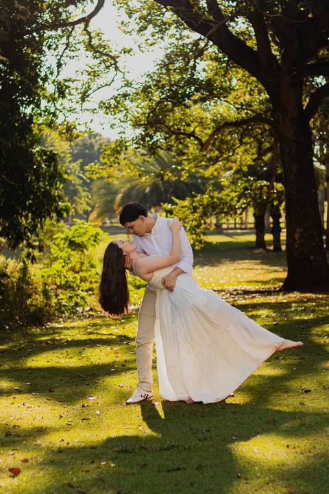 Fotógrafo de casamento em Ribeirão Preto: o ensaio da Júlia e do Amadeu mostra como a luz natural e a direção leve criam fotos emocionantes e autênticas.'