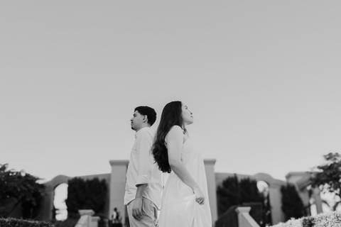 Fotógrafo de casamento em Ribeirão Preto: o ensaio da Júlia e do Amadeu mostra como a luz natural e a direção leve criam fotos emocionantes e autênticas.'