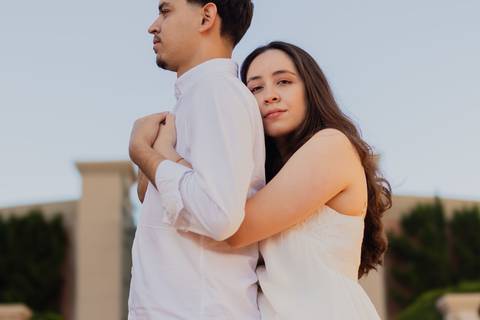 Fotógrafo de casamento em Ribeirão Preto: o ensaio da Júlia e do Amadeu mostra como a luz natural e a direção leve criam fotos emocionantes e autênticas.'