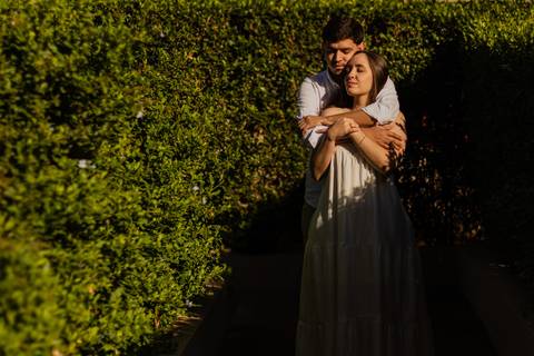 Fotógrafo de casamento em Ribeirão Preto: o ensaio da Júlia e do Amadeu mostra como a luz natural e a direção leve criam fotos emocionantes e autênticas.'