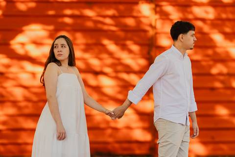 Fotógrafo de casamento em Ribeirão Preto: o ensaio da Júlia e do Amadeu mostra como a luz natural e a direção leve criam fotos emocionantes e autênticas.'
