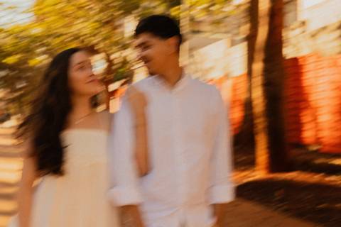 Fotógrafo de casamento em Ribeirão Preto: o ensaio da Júlia e do Amadeu mostra como a luz natural e a direção leve criam fotos emocionantes e autênticas.'