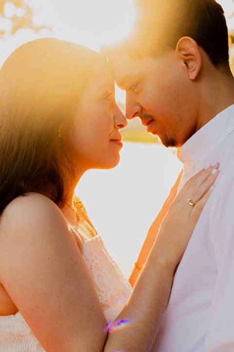Fotógrafo de casamento em Ribeirão Preto: o ensaio da Júlia e do Amadeu mostra como a luz natural e a direção leve criam fotos emocionantes e autênticas.'