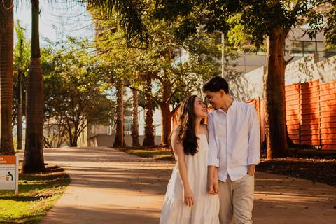 Fotógrafo de casamento em Ribeirão Preto: o ensaio da Júlia e do Amadeu mostra como a luz natural e a direção leve criam fotos emocionantes e autênticas.'