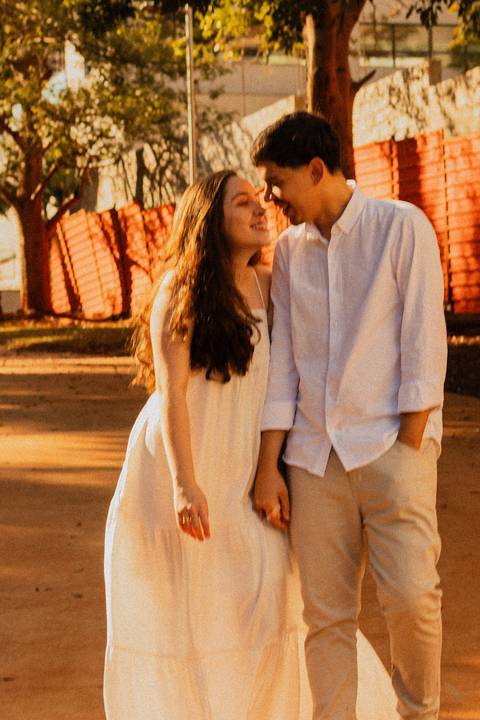 Fotógrafo de casamento em Ribeirão Preto: o ensaio da Júlia e do Amadeu mostra como a luz natural e a direção leve criam fotos emocionantes e autênticas.'