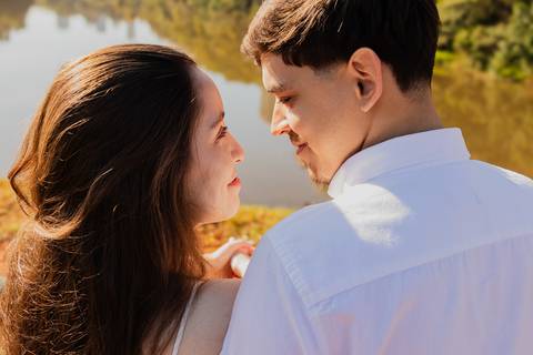 Fotógrafo de casamento em Ribeirão Preto: o ensaio da Júlia e do Amadeu mostra como a luz natural e a direção leve criam fotos emocionantes e autênticas.'