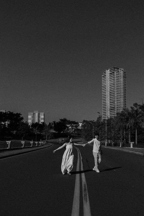 Fotógrafo de casamento em Ribeirão Preto: o ensaio da Júlia e do Amadeu mostra como a luz natural e a direção leve criam fotos emocionantes e autênticas.'