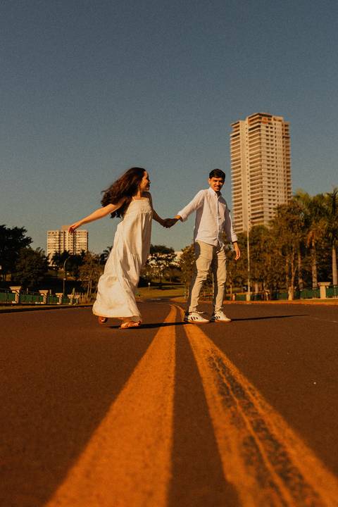 Fotógrafo de casamento em Ribeirão Preto: o ensaio da Júlia e do Amadeu mostra como a luz natural e a direção leve criam fotos emocionantes e autênticas.'