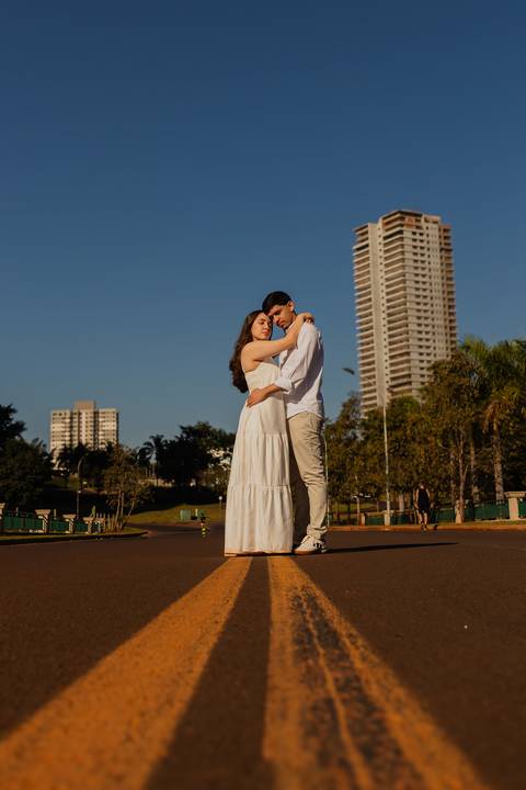 Fotógrafo de casamento em Ribeirão Preto: o ensaio da Júlia e do Amadeu mostra como a luz natural e a direção leve criam fotos emocionantes e autênticas.'