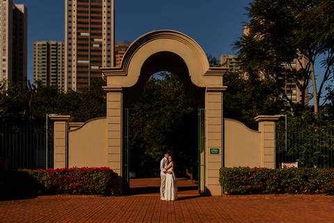 Fotógrafo de casamento em Ribeirão Preto: o ensaio da Júlia e do Amadeu mostra como a luz natural e a direção leve criam fotos emocionantes e autênticas.'