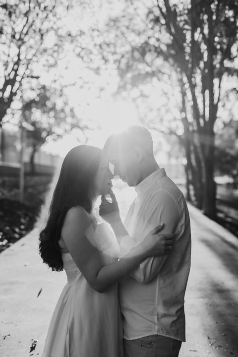 Fotógrafo de casamento em Ribeirão Preto: o ensaio da Júlia e do Amadeu mostra como a luz natural e a direção leve criam fotos emocionantes e autênticas.'