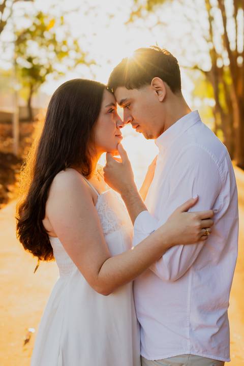 Fotógrafo de casamento em Ribeirão Preto: o ensaio da Júlia e do Amadeu mostra como a luz natural e a direção leve criam fotos emocionantes e autênticas.'