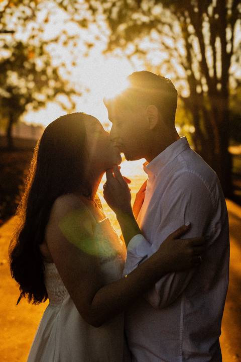 Fotógrafo de casamento em Ribeirão Preto: o ensaio da Júlia e do Amadeu mostra como a luz natural e a direção leve criam fotos emocionantes e autênticas.'