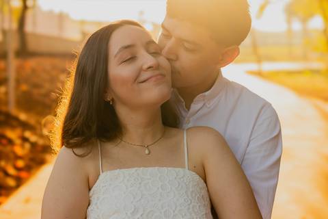 Fotógrafo de casamento em Ribeirão Preto: o ensaio da Júlia e do Amadeu mostra como a luz natural e a direção leve criam fotos emocionantes e autênticas.'