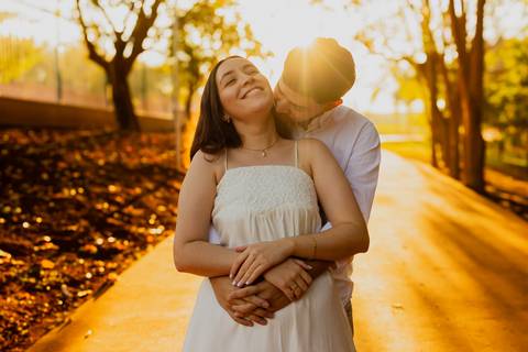 Fotógrafo de casamento em Ribeirão Preto: o ensaio da Júlia e do Amadeu mostra como a luz natural e a direção leve criam fotos emocionantes e autênticas.'