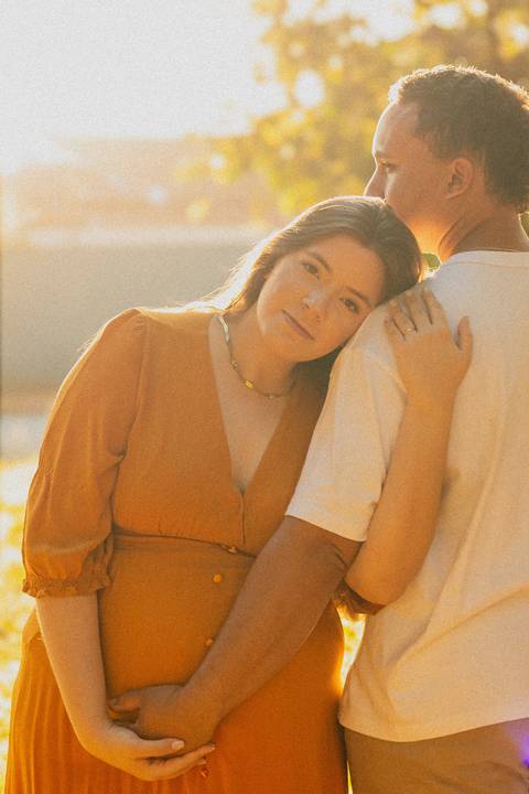 Ensaio gestante em Ribeirão Preto com fotógrafo especializado. Carol e Léo escolheram uma praça cheia de história para registrar a doce espera pela Sarah. Fotos naturais, com emoção, conexão e luz suave da manhã.'