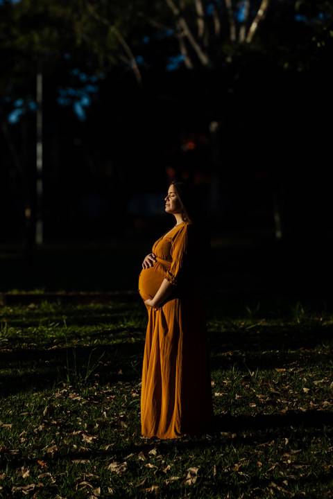 Ensaio gestante em Ribeirão Preto com fotógrafo especializado. Carol e Léo escolheram uma praça cheia de história para registrar a doce espera pela Sarah. Fotos naturais, com emoção, conexão e luz suave da manhã.'