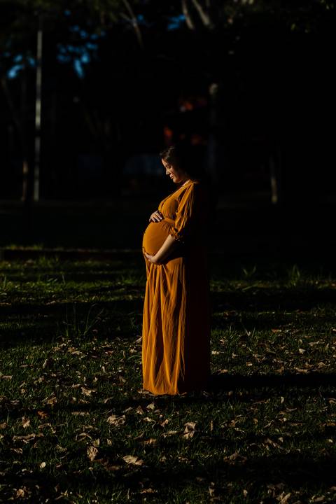 Ensaio gestante em Ribeirão Preto com fotógrafo especializado. Carol e Léo escolheram uma praça cheia de história para registrar a doce espera pela Sarah. Fotos naturais, com emoção, conexão e luz suave da manhã.'