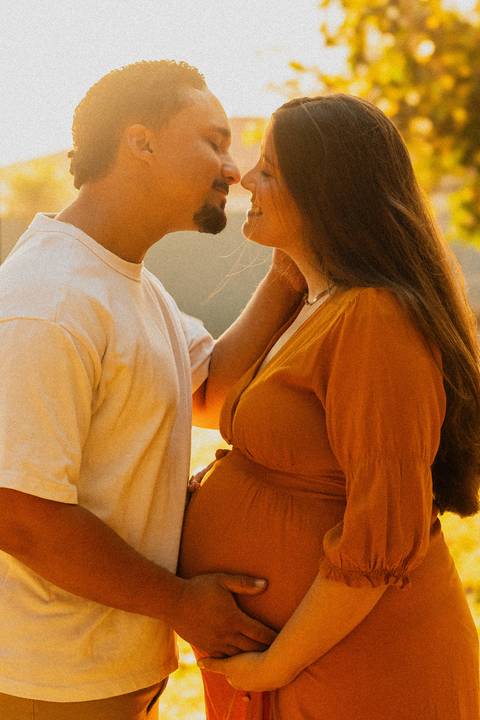 Ensaio gestante em Ribeirão Preto com fotógrafo especializado. Carol e Léo escolheram uma praça cheia de história para registrar a doce espera pela Sarah. Fotos naturais, com emoção, conexão e luz suave da manhã.'