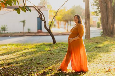 Ensaio gestante em Ribeirão Preto com fotógrafo especializado. Carol e Léo escolheram uma praça cheia de história para registrar a doce espera pela Sarah. Fotos naturais, com emoção, conexão e luz suave da manhã.'