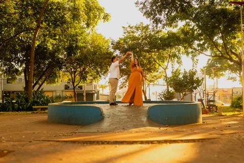 Ensaio gestante em Ribeirão Preto com fotógrafo especializado. Carol e Léo escolheram uma praça cheia de história para registrar a doce espera pela Sarah. Fotos naturais, com emoção, conexão e luz suave da manhã.'
