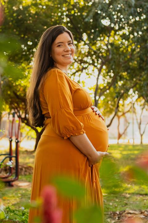 Ensaio gestante em Ribeirão Preto com fotógrafo especializado. Carol e Léo escolheram uma praça cheia de história para registrar a doce espera pela Sarah. Fotos naturais, com emoção, conexão e luz suave da manhã.'
