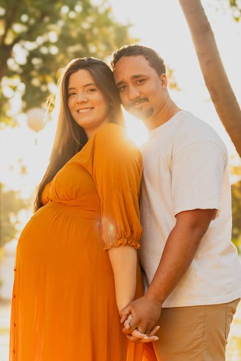Ensaio gestante em Ribeirão Preto com fotógrafo especializado. Carol e Léo escolheram uma praça cheia de história para registrar a doce espera pela Sarah. Fotos naturais, com emoção, conexão e luz suave da manhã.'