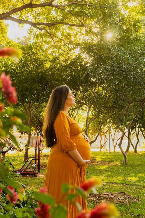 Ensaio gestante em Ribeirão Preto com fotógrafo especializado. Carol e Léo escolheram uma praça cheia de história para registrar a doce espera pela Sarah. Fotos naturais, com emoção, conexão e luz suave da manhã.'