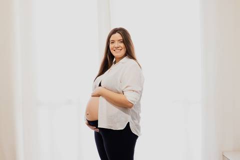 Ensaio gestante em Ribeirão Preto com fotógrafo especializado. Carol e Léo escolheram uma praça cheia de história para registrar a doce espera pela Sarah. Fotos naturais, com emoção, conexão e luz suave da manhã.'