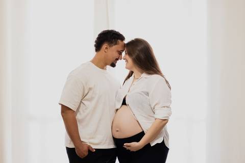 Ensaio gestante em Ribeirão Preto com fotógrafo especializado. Carol e Léo escolheram uma praça cheia de história para registrar a doce espera pela Sarah. Fotos naturais, com emoção, conexão e luz suave da manhã.'