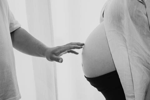 Ensaio gestante em Ribeirão Preto com fotógrafo especializado. Carol e Léo escolheram uma praça cheia de história para registrar a doce espera pela Sarah. Fotos naturais, com emoção, conexão e luz suave da manhã.'