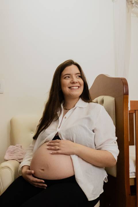 Ensaio gestante em Ribeirão Preto com fotógrafo especializado. Carol e Léo escolheram uma praça cheia de história para registrar a doce espera pela Sarah. Fotos naturais, com emoção, conexão e luz suave da manhã.'