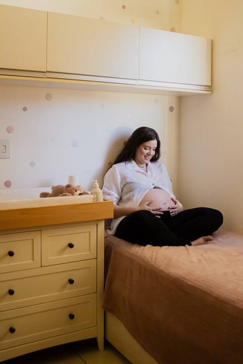 Ensaio gestante em Ribeirão Preto com fotógrafo especializado. Carol e Léo escolheram uma praça cheia de história para registrar a doce espera pela Sarah. Fotos naturais, com emoção, conexão e luz suave da manhã.'