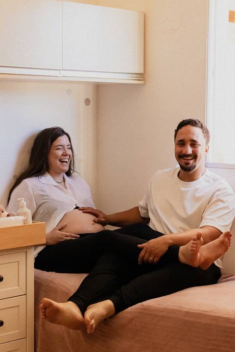 Ensaio gestante em Ribeirão Preto com fotógrafo especializado. Carol e Léo escolheram uma praça cheia de história para registrar a doce espera pela Sarah. Fotos naturais, com emoção, conexão e luz suave da manhã.'