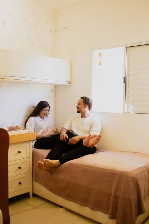 Ensaio gestante em Ribeirão Preto com fotógrafo especializado. Carol e Léo escolheram uma praça cheia de história para registrar a doce espera pela Sarah. Fotos naturais, com emoção, conexão e luz suave da manhã.'